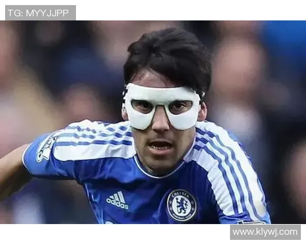 戴面具踢球的足球明星是谁 他背后的故事与挑战揭秘 戴面具踢球的足球明星是谁 他背后的故事与挑战揭秘