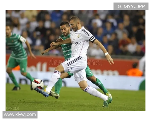 本泽马足球生涯精彩瞬间集锦 震撼球场表现与技术风采展示 本泽马足球生涯精彩瞬间集锦 震撼球场表现与技术风采展示