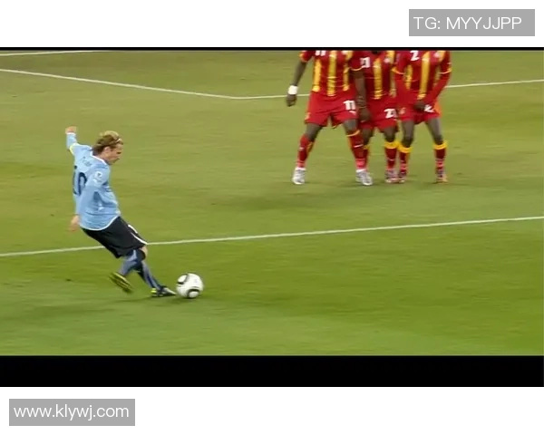 足球重炮球星:纵横绿茵的力量与精准,制霸赛场的致命射门技艺 足球重炮球星:纵横绿茵的力量与精准,制霸赛场的致命射门技艺