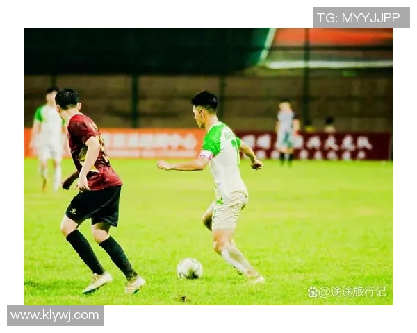 昔日足球巨星重返赛场 引发球迷热烈期待与媒体广泛关注